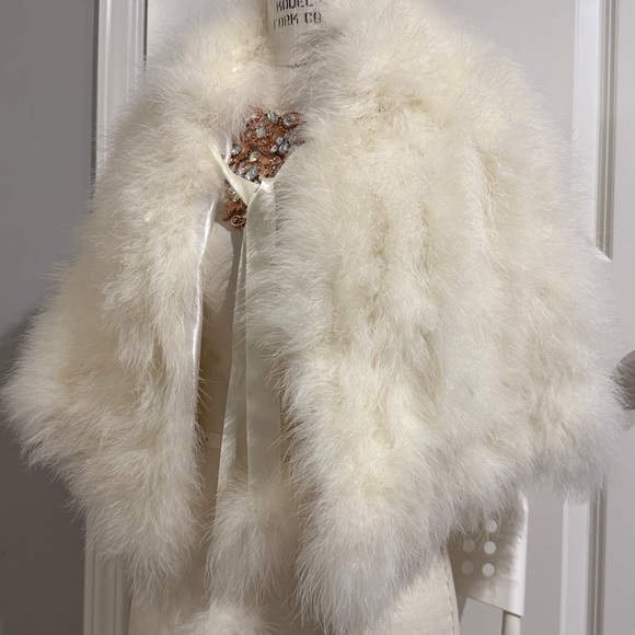 Alfred Angelo Ostrich or Marabou Feather Off White Ivory Fur Wedding Cape - Picture 1 of 14